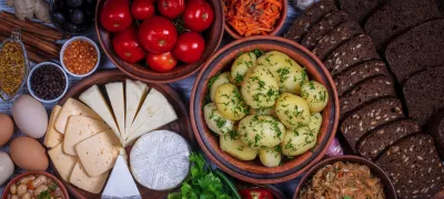 A group of bowls of food