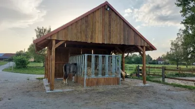 An open sided stable for feeding horses