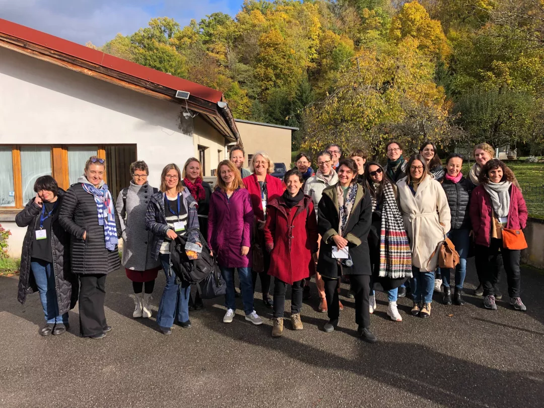 A group of participants of a Thematic Group posing 