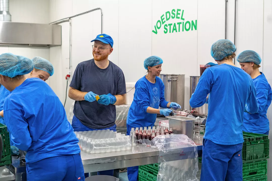 voedelstation people preparing meals 