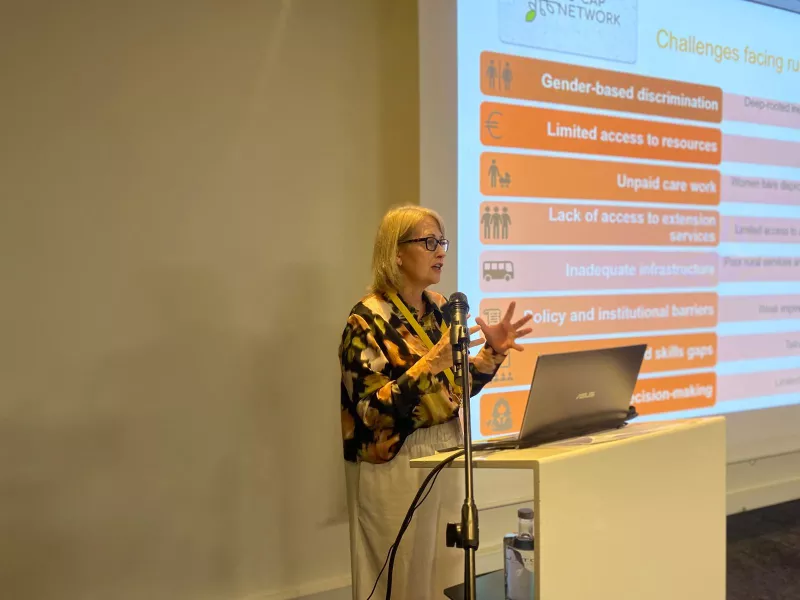 Maura farrell presenting workshop women
