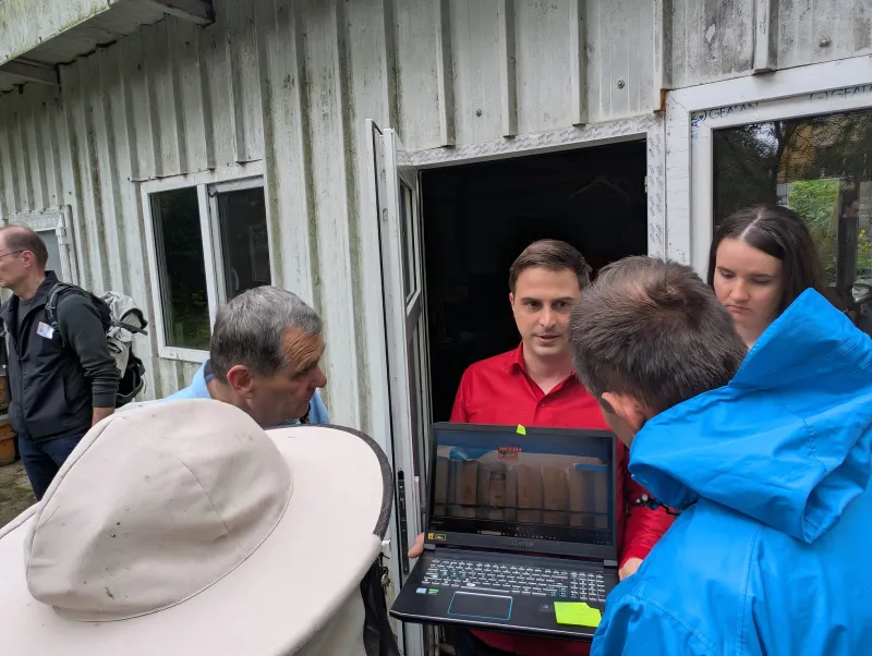 Group of people listening to man at Cross-visit ‘Honeybees and other pollinators’