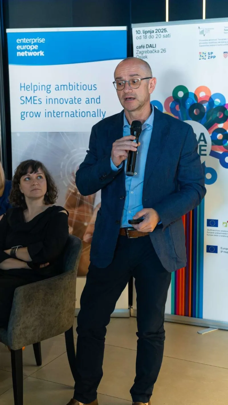 A man addresses attendees at the "TERACafé" conference