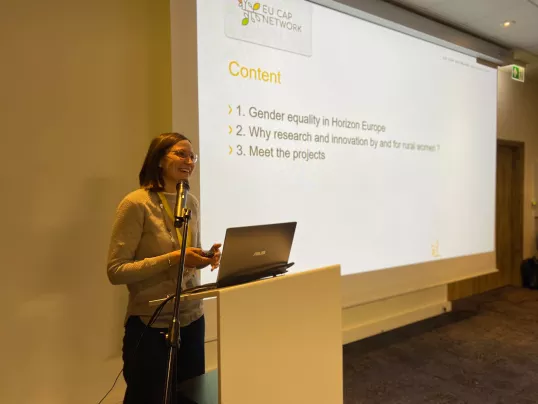 Arianna pasa presenting workshop women