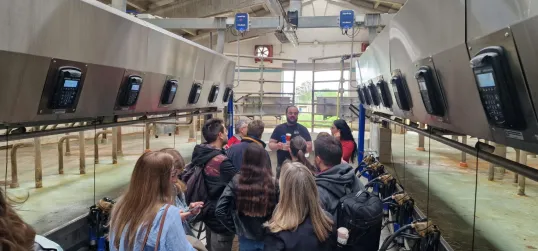 Man presenting his knowledge at Cross-visit ‘Monitoring animal welfare’